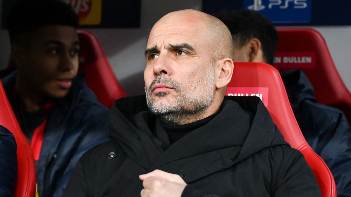 Pep Guardiola en el banquillo durante el choque entre el Manchester City y el RB Leipzig