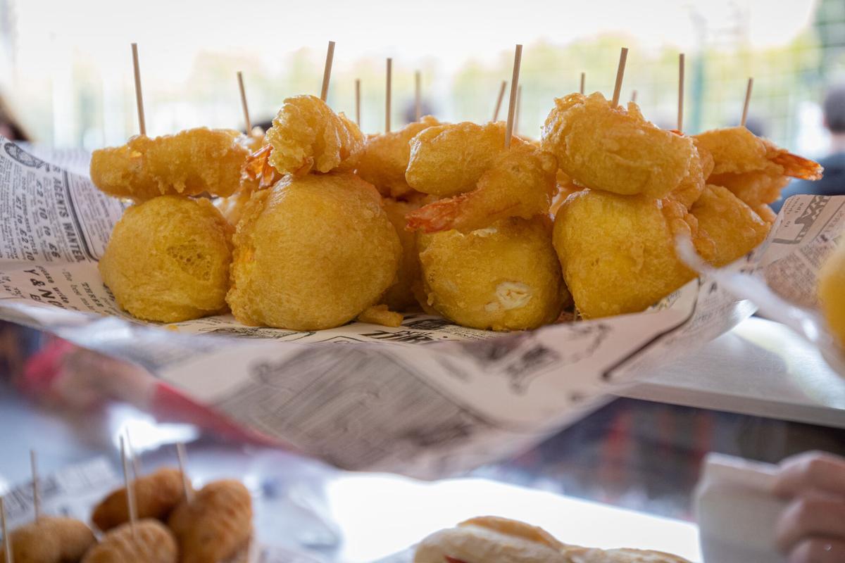 En imágenes | El bar del campo del Hernán Cortés