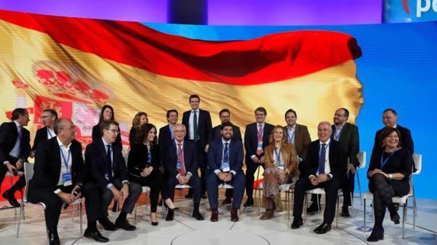 Isabel Bonig, a la derecha, junto al resto de candidatos autonómicos del PP en la convención.