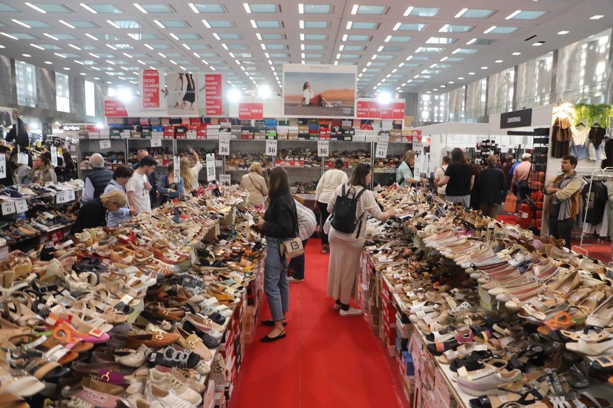 Zapatos a la venta en la Feria Outlet.