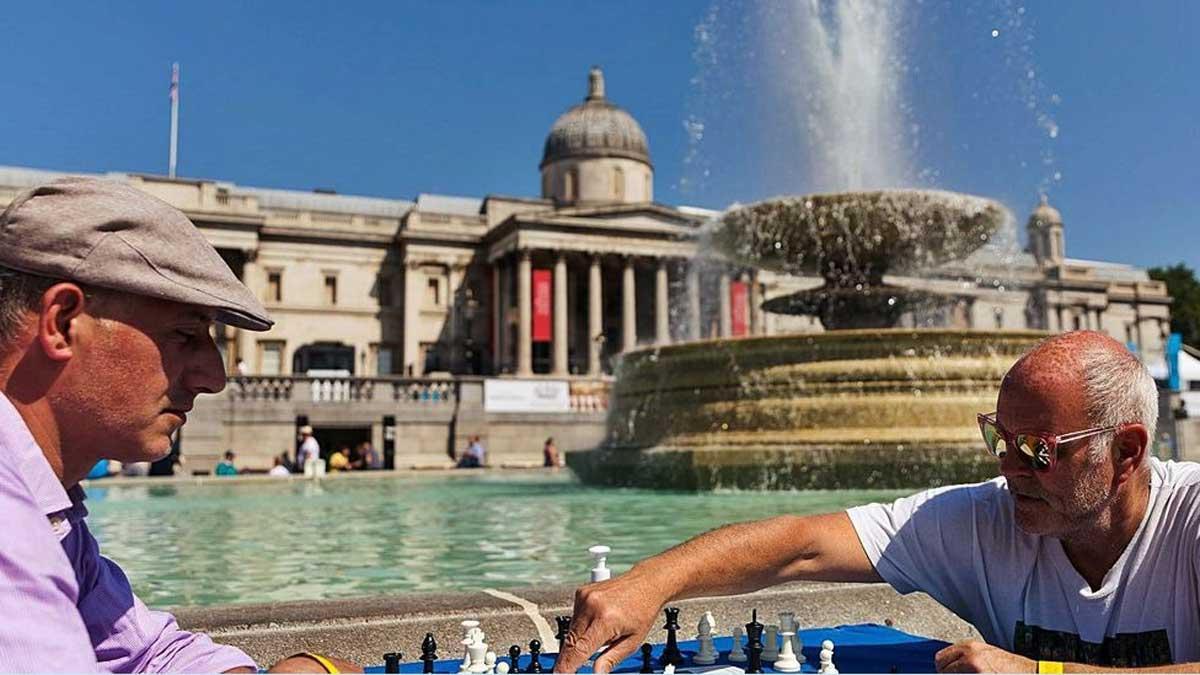 Un jugador mueve ficha durante un festival de ajedrez, ayer en Trafalgar Square, Londres.