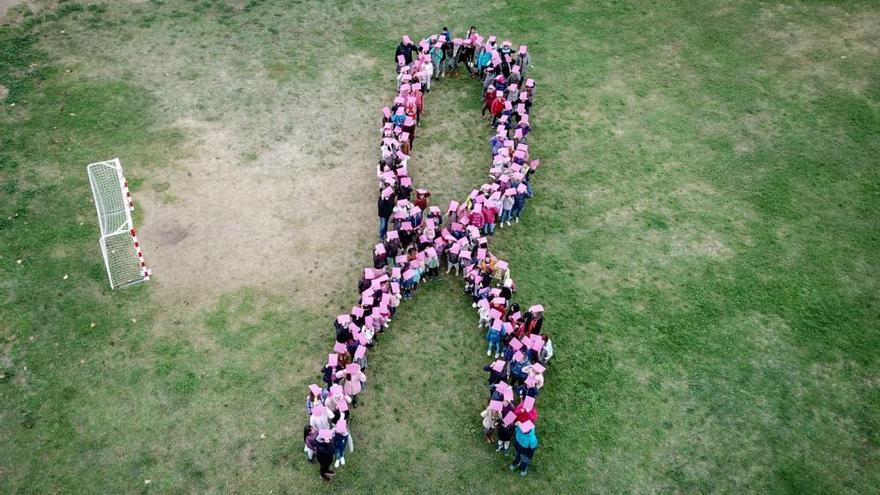 172 alumnes de l&#039;escola El Bruel fent el llaç rosa