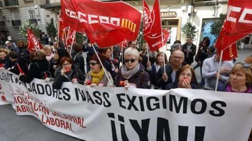 Concentración de trabajadores del Instituto de Acción Social (IVASS) ayer a las puertas del Palau de la Generalitat.