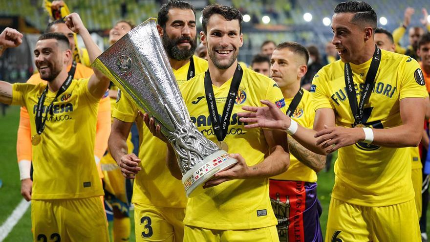 El cordobés Alfonso Pedraza con la copa de campeón de la Europa League en Gdansk.