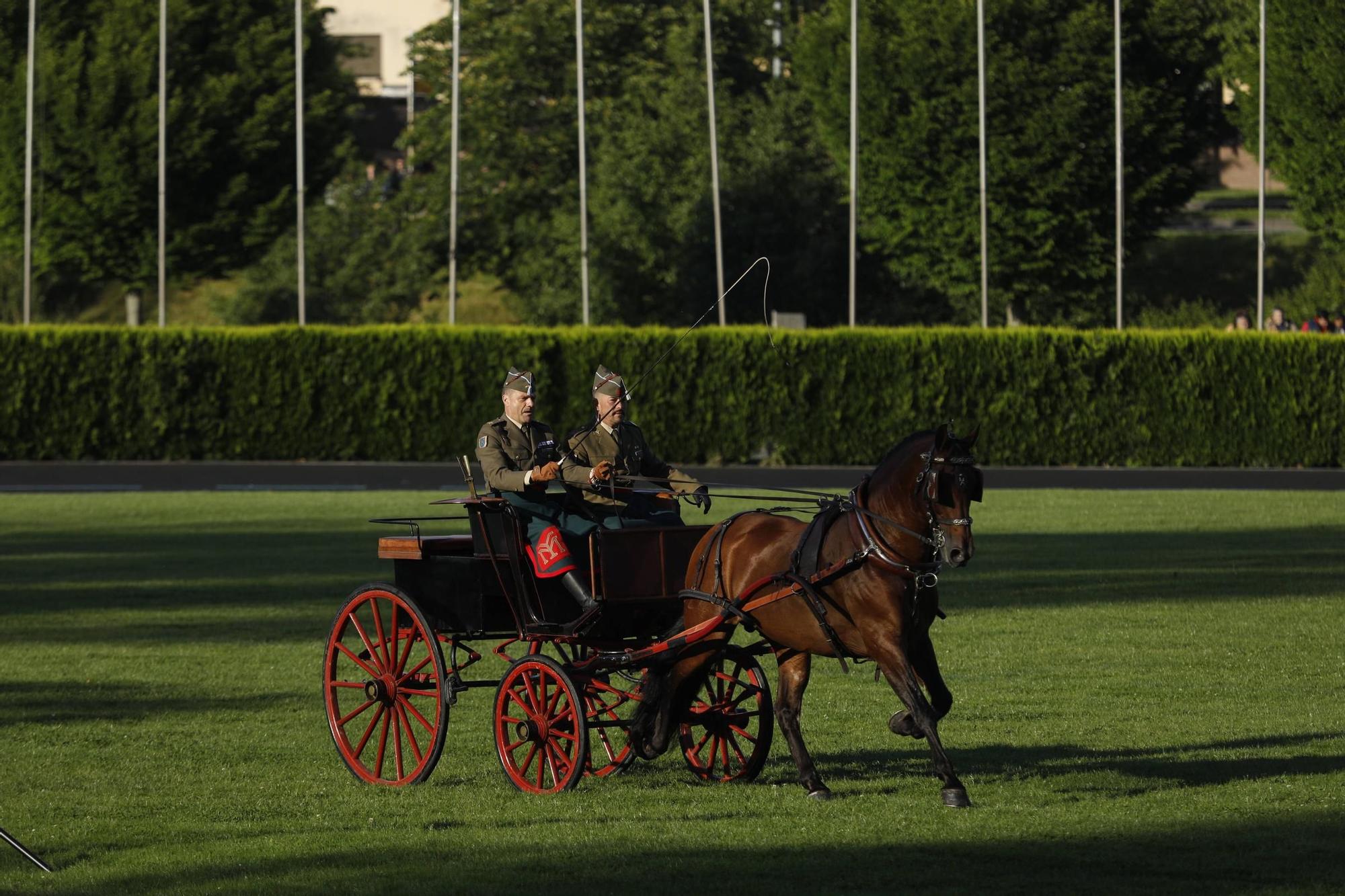 En imágenes | Exhibición militar en Las Mestas (Gijón)