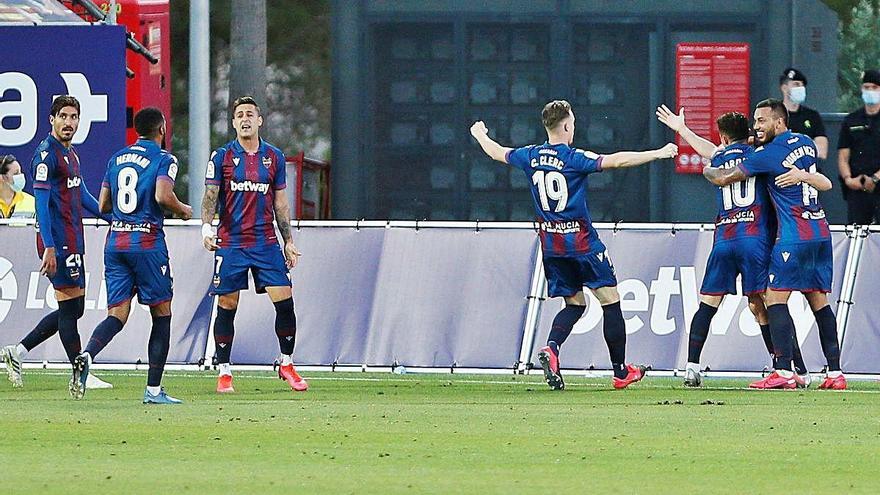 Los jugadores granota celebran el tanto del empate.