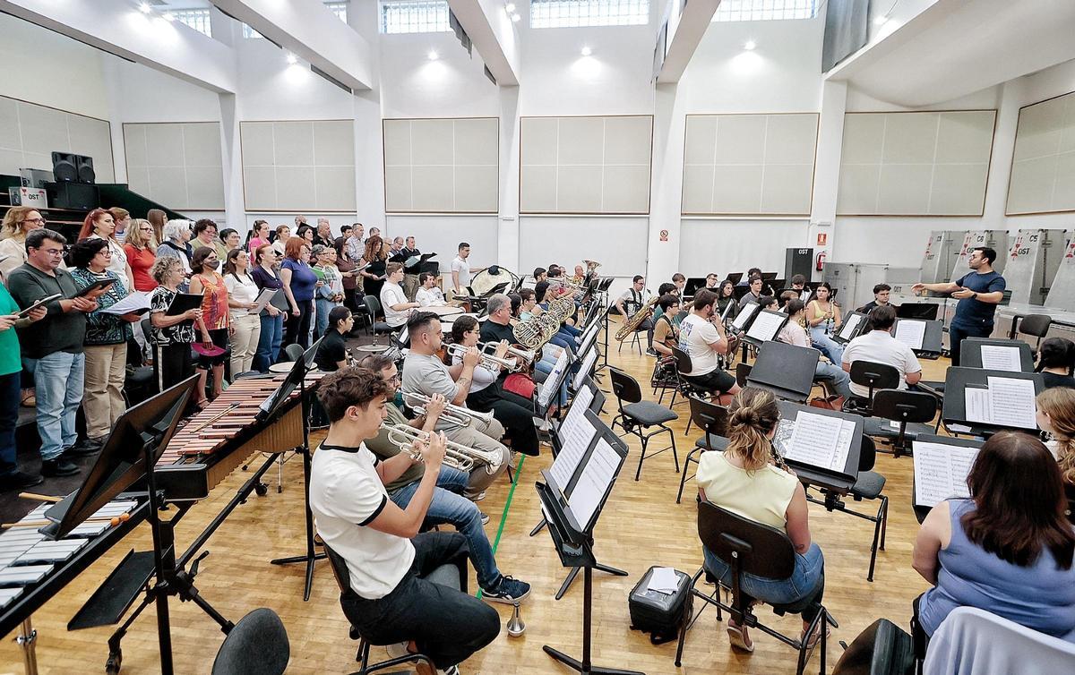 Primer ensayo general del coro y la orquesta de la misa del papa en el Puerto de Santa Cruz de Tenerife