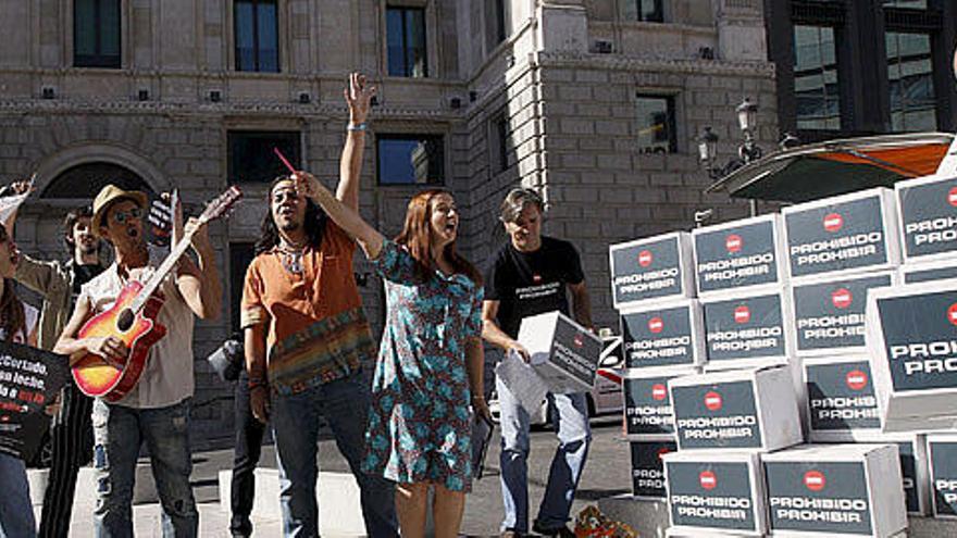 La plataforma Prohibido Prohibir entregó ayer en el Congreso firmas contra la prohibición total de fumar.