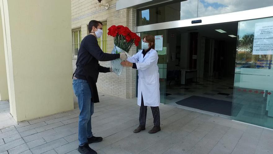 Una floristería de San Vicente regala flores a sanitarios, policías, guardias civiles y personal municipal