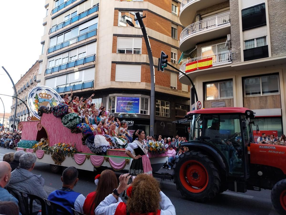 Las candidatas a Reinas y Reinas Infantiles entran al desfile.