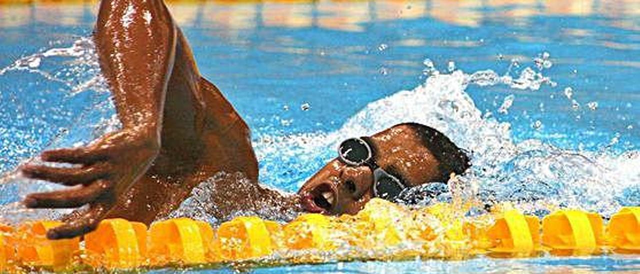 El nadador grancanario Enhamed Enhamed da una brazada durante una competición internacional.