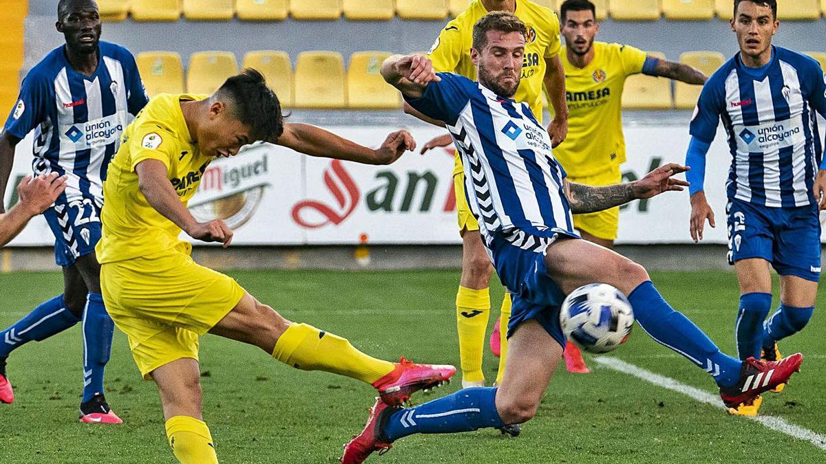 El jugador del Villarreal B Ahn remata para marcar el 1-0 en su reciente partido ante el Alcoyano.