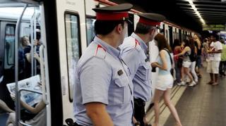 Un usuario del metro de Barcelona devuelve una cartera con 7.600 euros