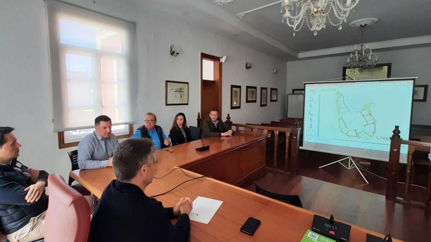 Presentación, ayer, en el salón de plenos de Bueu. |   // G. NÚÑEZ