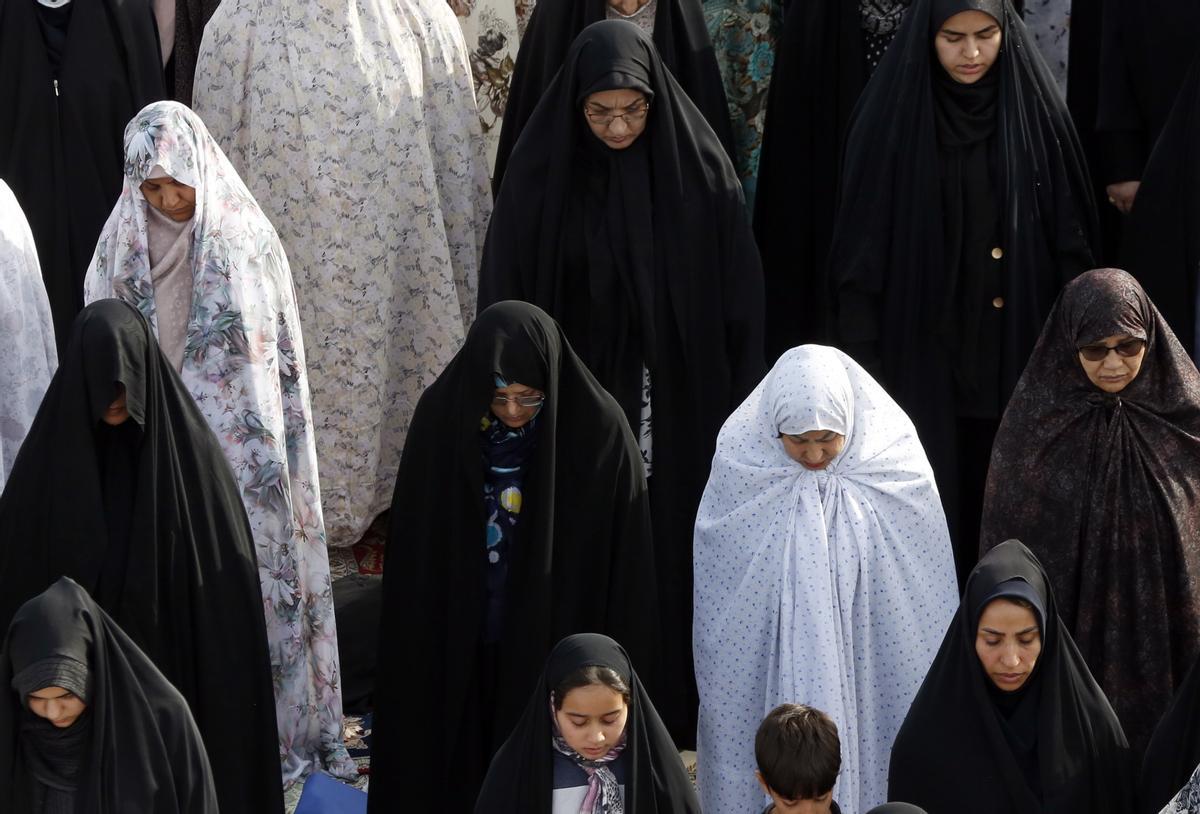 Los musulmanes celebran el fin del Ramadán. Fiesta del Eid al-Fitr en el santuario de Abdol-Azim, en Teherán (Irán).