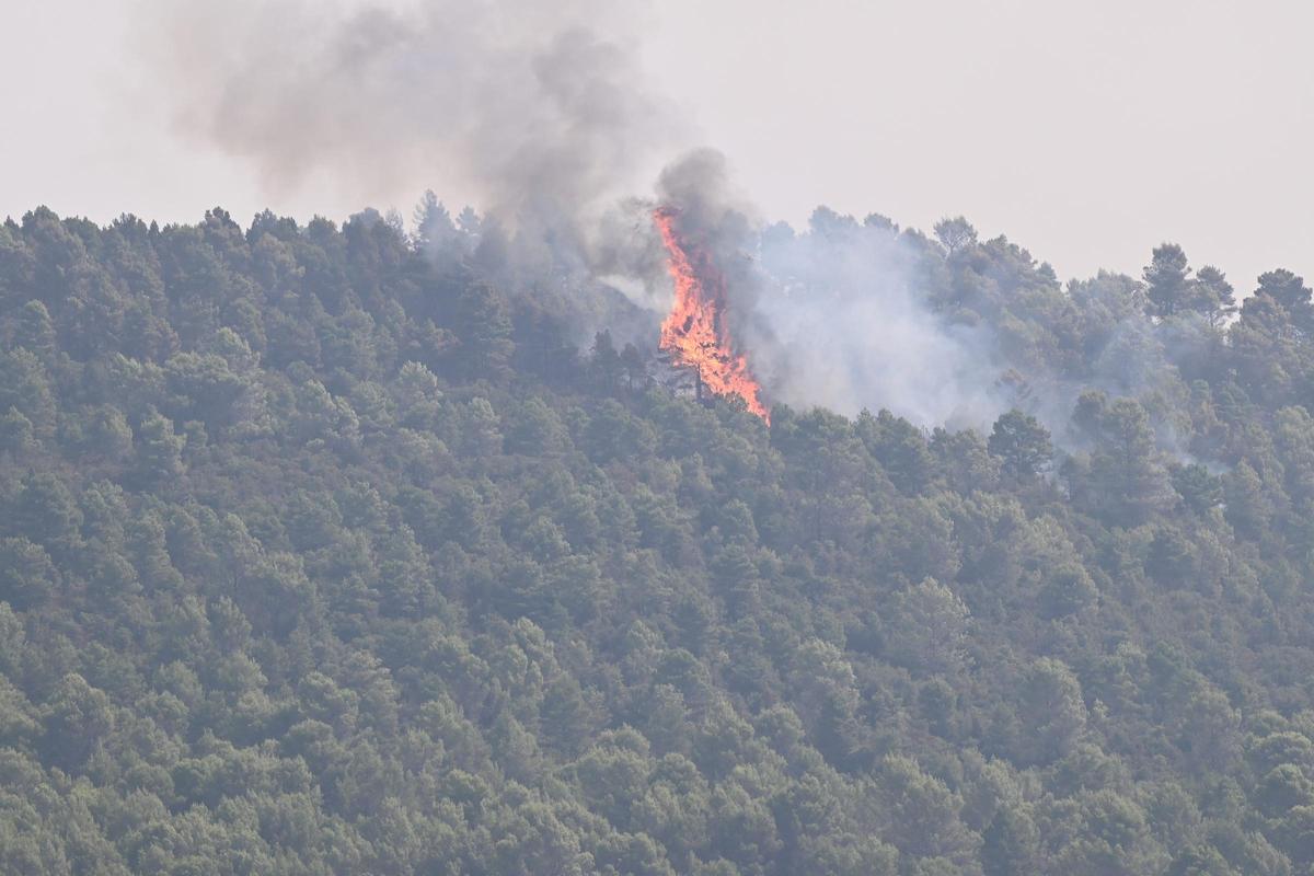 Llamas y humo durante las labores de extinción de un incendio forestal, a 14 de agosto de 2026, en Las Peñas de Riglos, Hoya de Huesca, Huesca, Aragón (España)