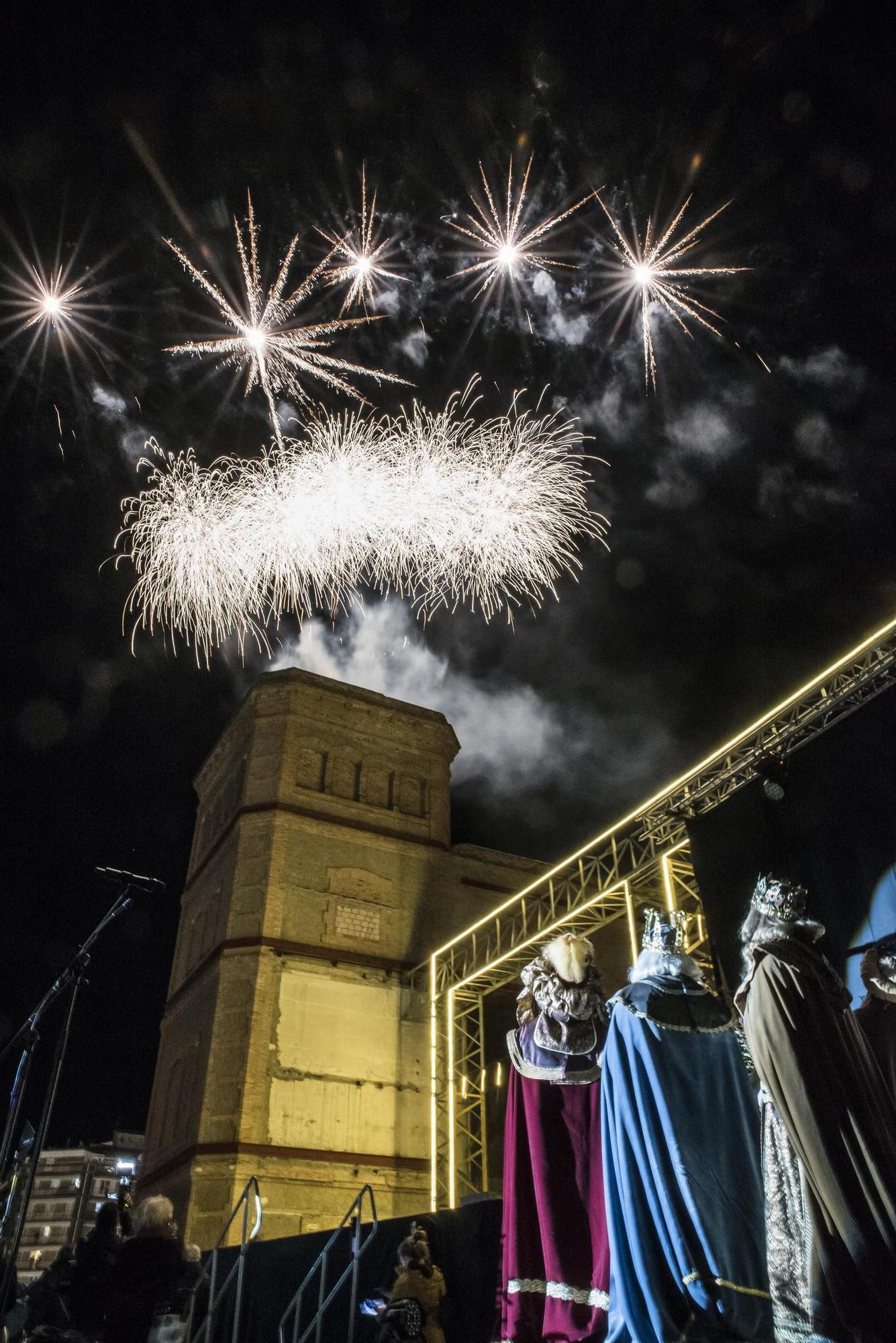 L'espectacular castell de focs que va donar el tret final a la cavalcada de Reis a Manresa