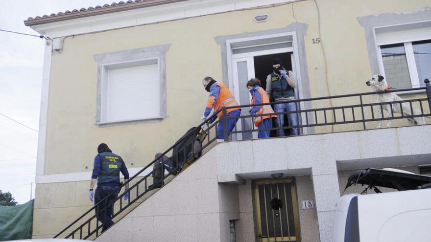 Momento en el que los servicios sanitarios trasladan a Cores desde su casa de Vilanova. // Noé Parga