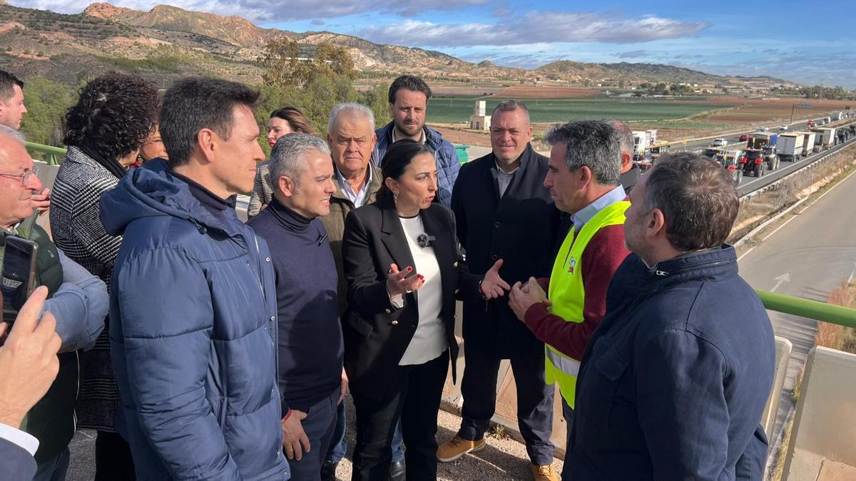 Representantes de COAG hablan con la consejera Sara Rubira y miembros del PP.