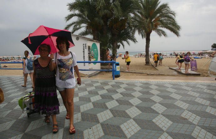 Lluvias en Alicante: a la playa con paraguas