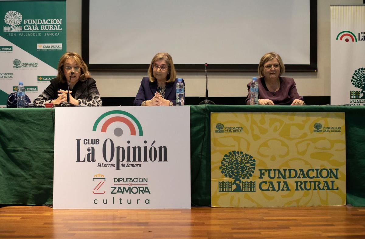 Desde la izquierda, Carmen Ferreras, Teresa Peral y Dorotea Martín, en el foro del periódico. | Ana Burrieza