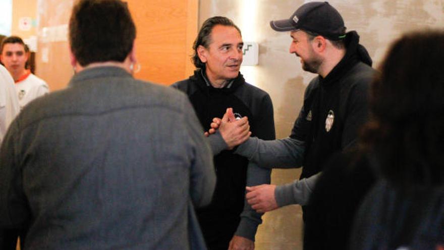 La afición apoya al Valencia en su hotel