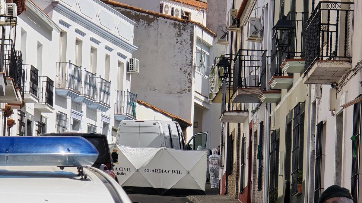 Vídeo | La Guardia Civil registra la casa de los hermanos en Hornachos por el caso de Francisca Cadenas