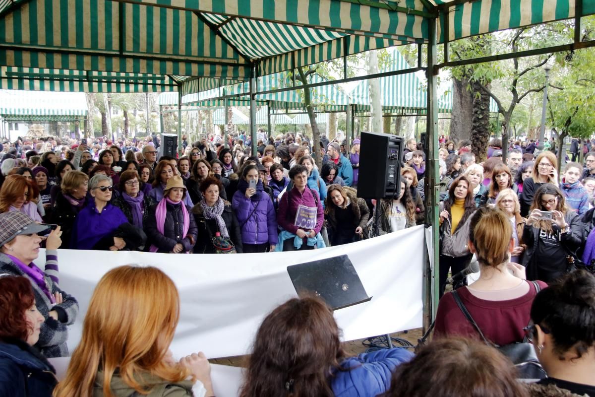 Centenares de mujeres de distintos colectivos llevan sus reivindicaciones a Colón