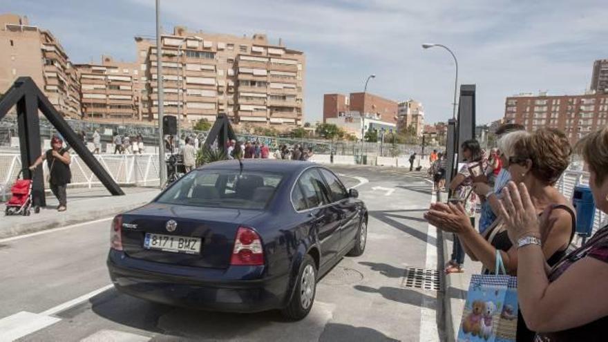 Uno de los primeros vehículos en atravesar el enlace de 200 metros que une los barrios de Alipark y San Blas desde la rotonda Gutiérrez Mellado al antiguo paso a nivel de Ausó y Monzó.