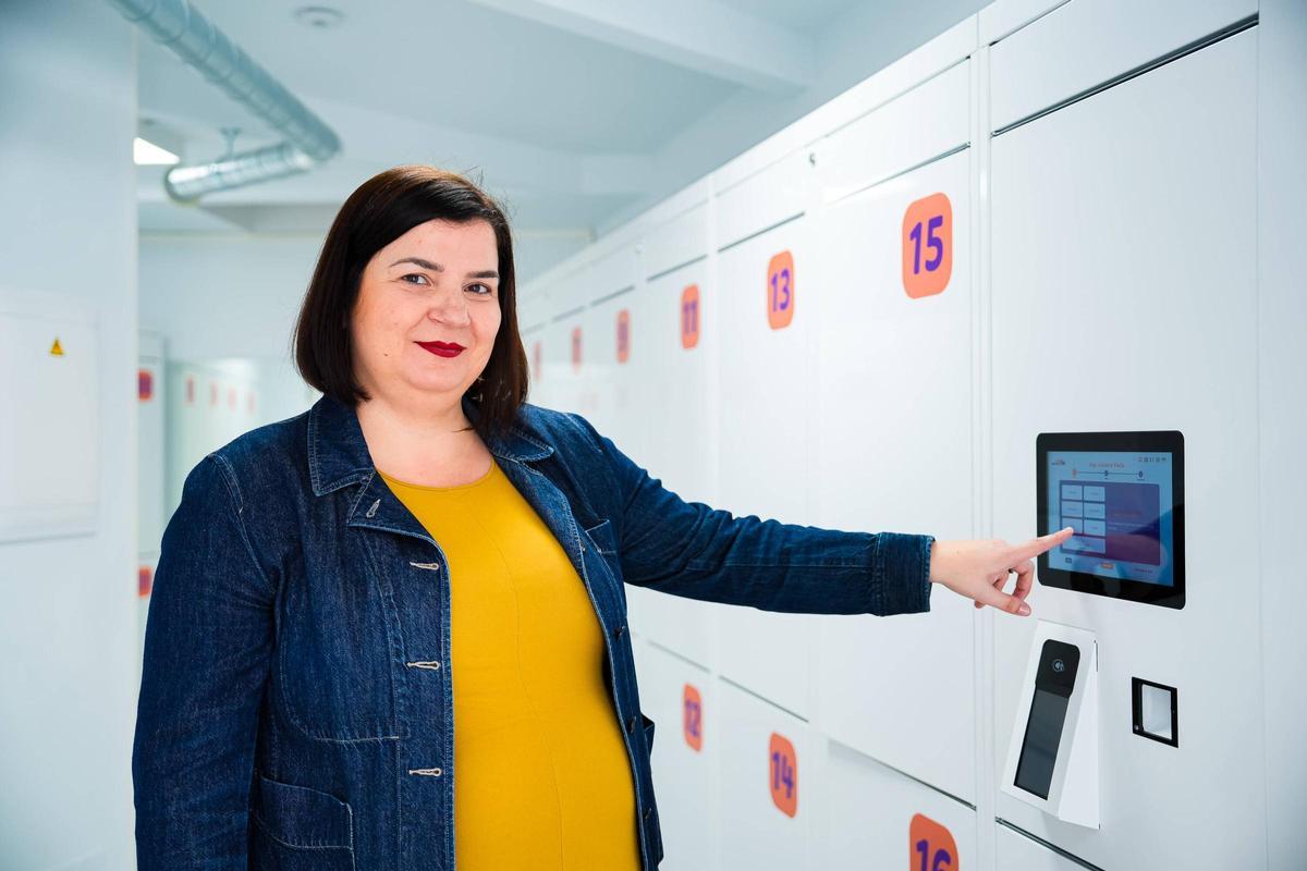 Verónica Pérez, gerente de Vigo Lockers, junto a las taquillas que tiene al lado de Vialia.