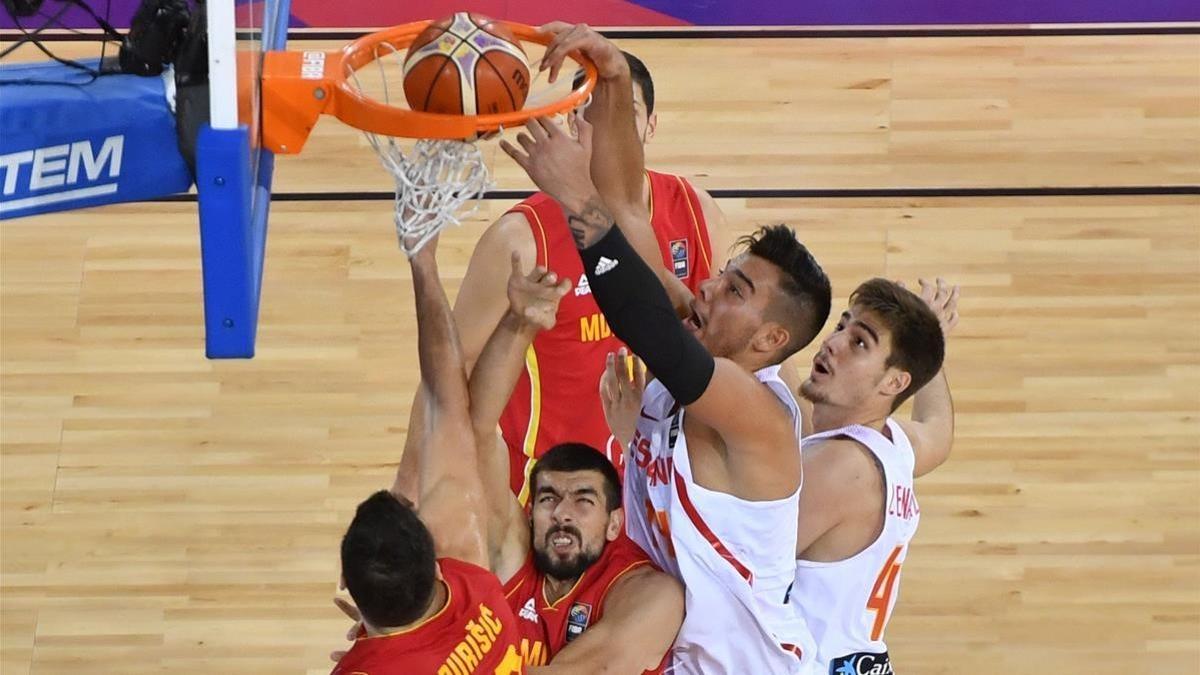 Willy Hernangómez machaca el aro de Montenegro ante su hermano Juancho.