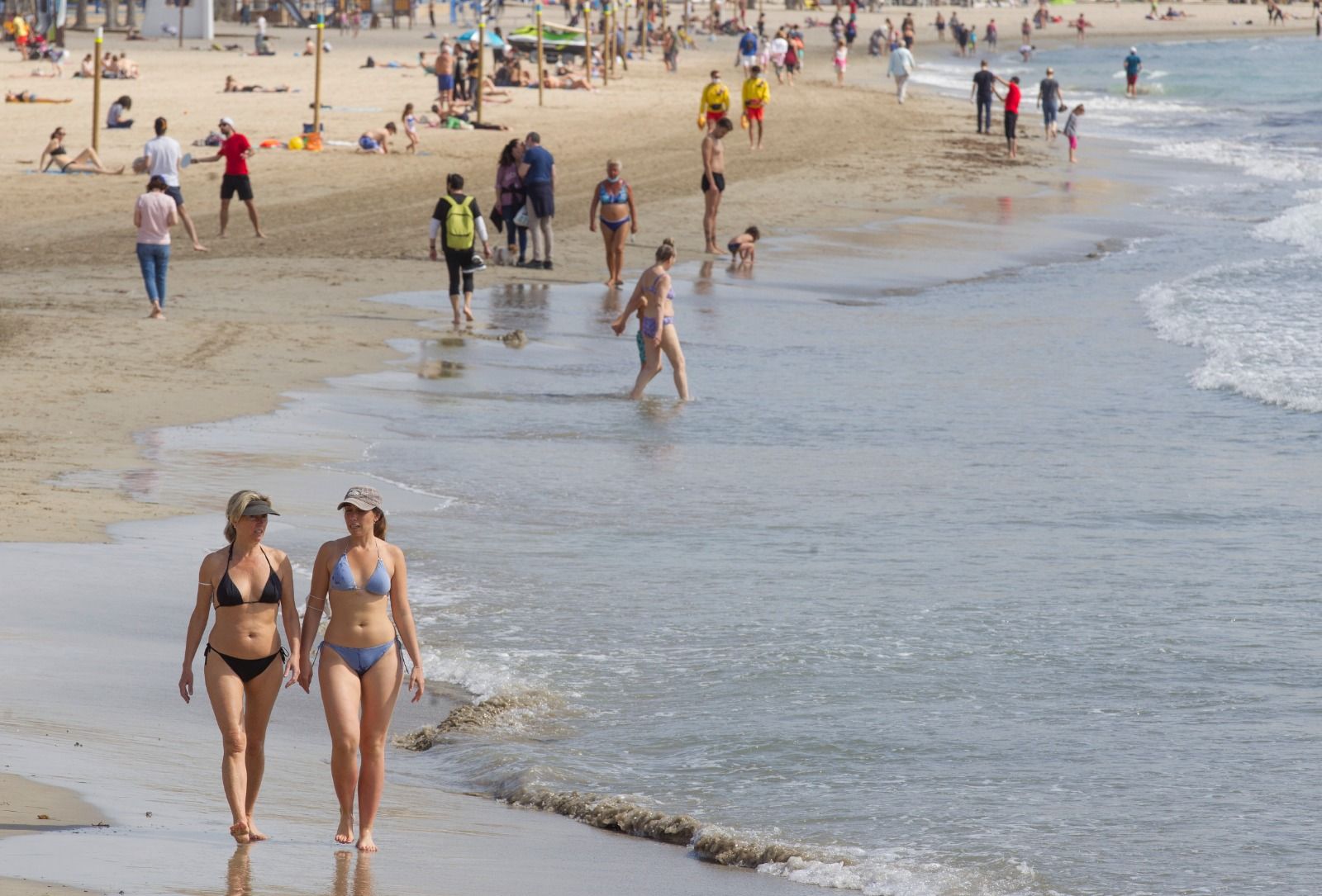 Las playas de Alicante lucen abarrotadas en el inicio del puente de Semana Santa