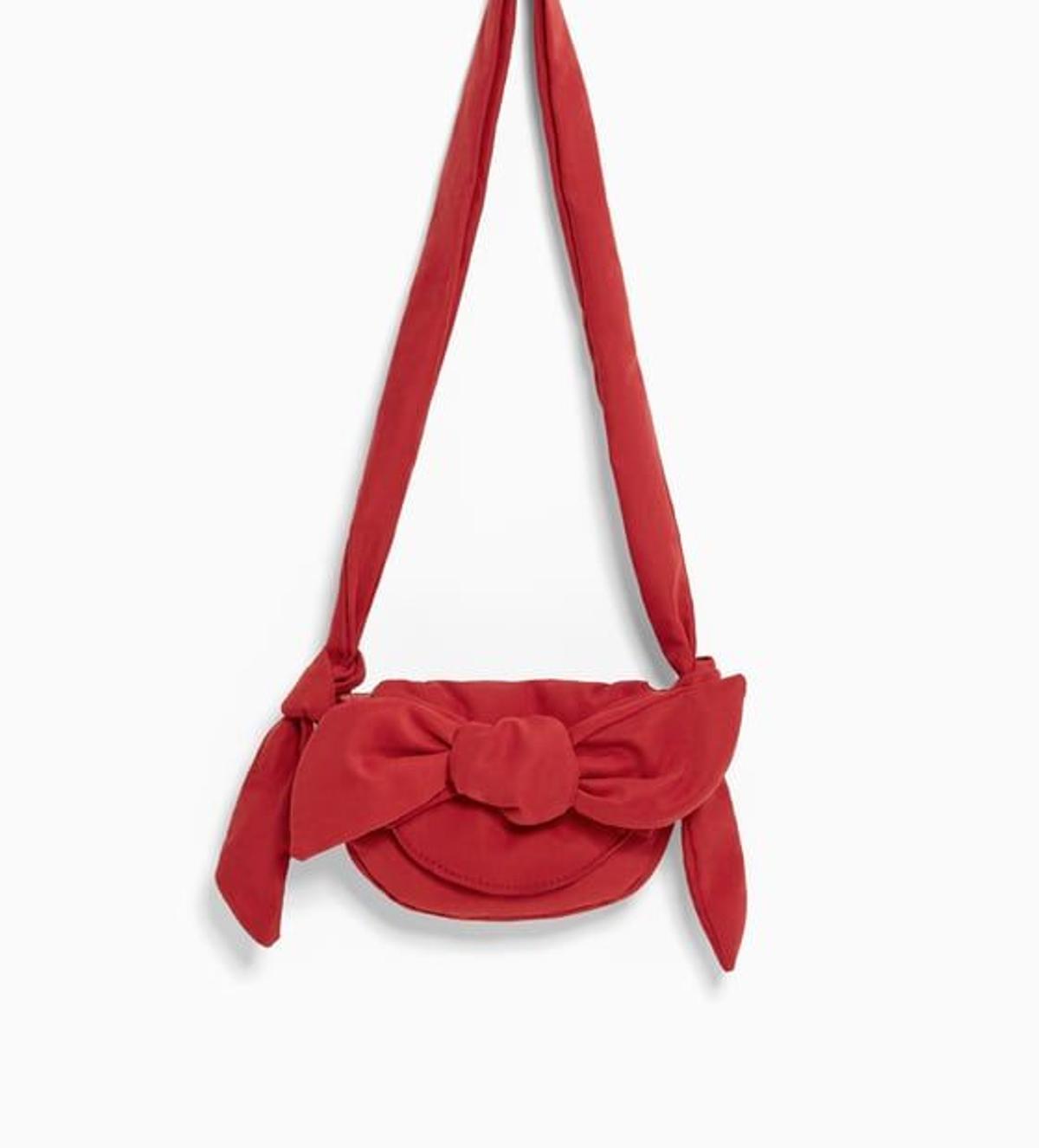Bolso rojo con lazo de Zara Kids (Precio: 5,99 euros)