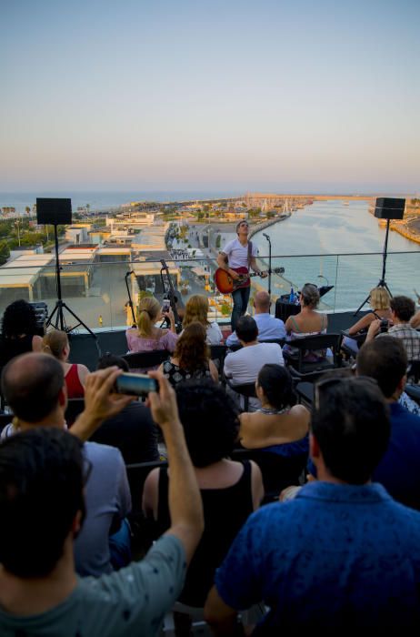 Concierto de Mikel Erentxun en la terraza del Veles i Vents