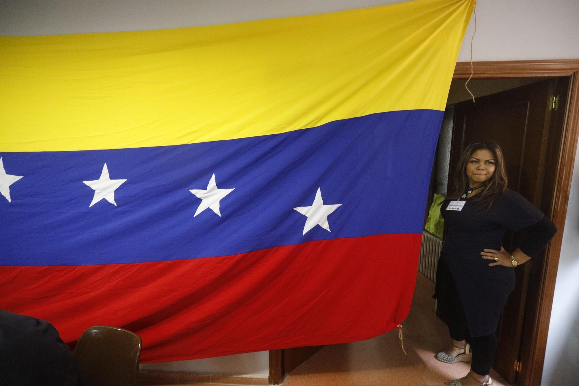 Venezolanos acuden a votar en Valencia las primarias de la oposición