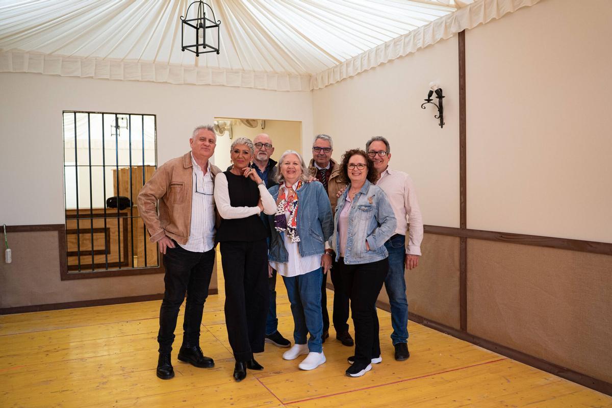 Socios de la nueva caseta de feria en Curro Romero asignada tras más de 30 años de espera, en el recinto ferial de Sevilla