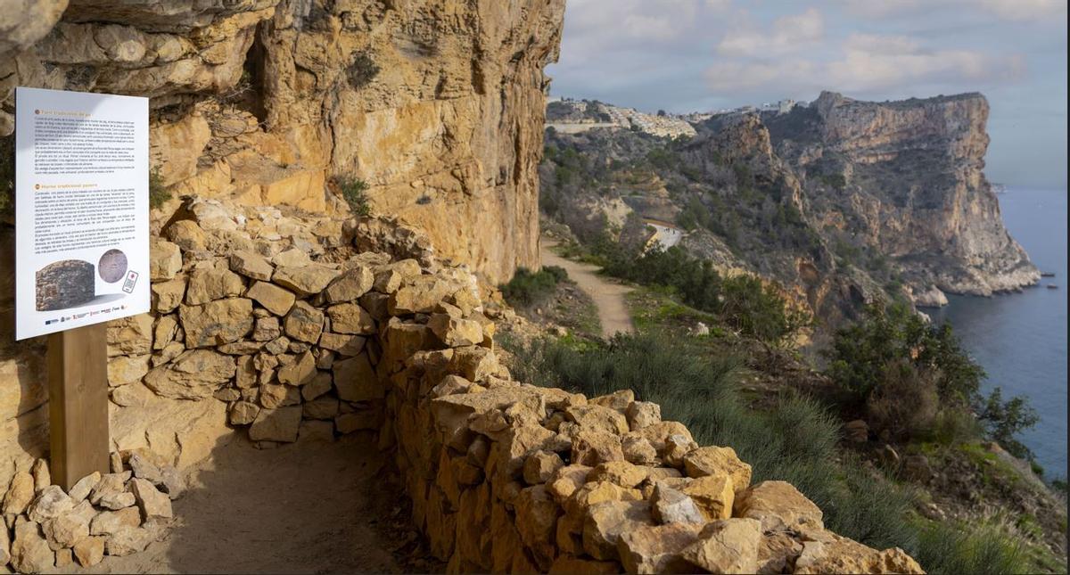 El exterior de la Cova de les Morretes ahora musealizada; el espolón de piedra del fondo es el Morro Falquí