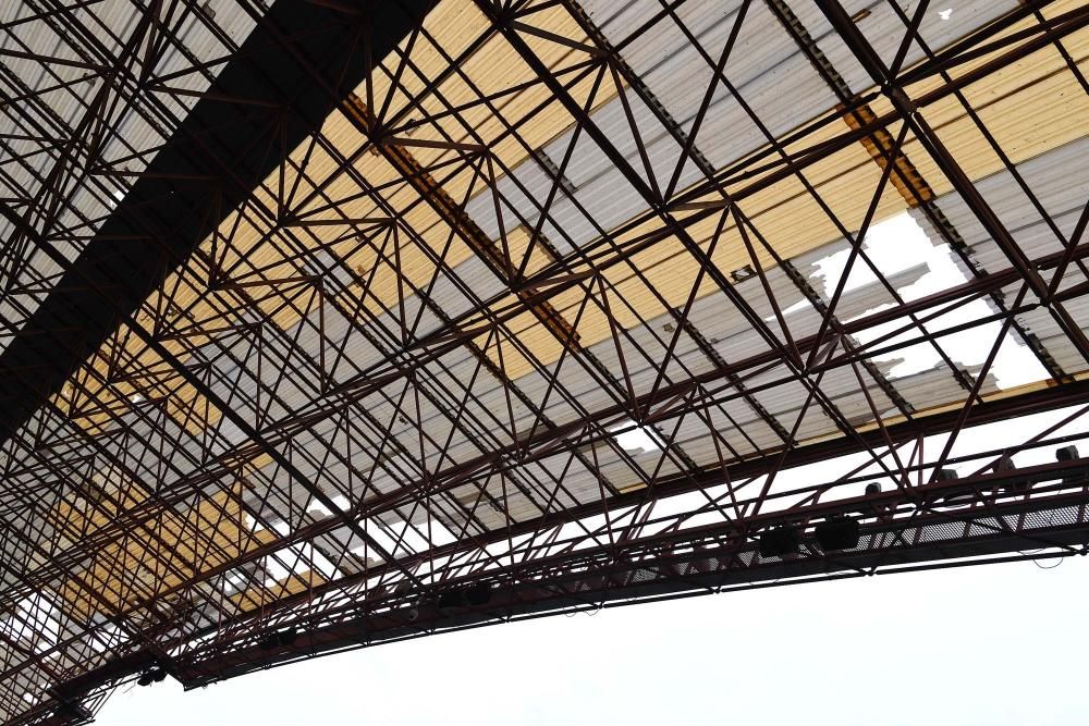 Daños en la cubierta del estadio de Riazor por el fuerte temporal de viento en A Coruña.