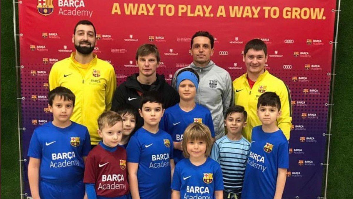 Arseny Arshavin, el rubio en primera fila, con sus compañeros de equipo, su padre y el director de la Barça Academy Moscú, Jordi Gratacós