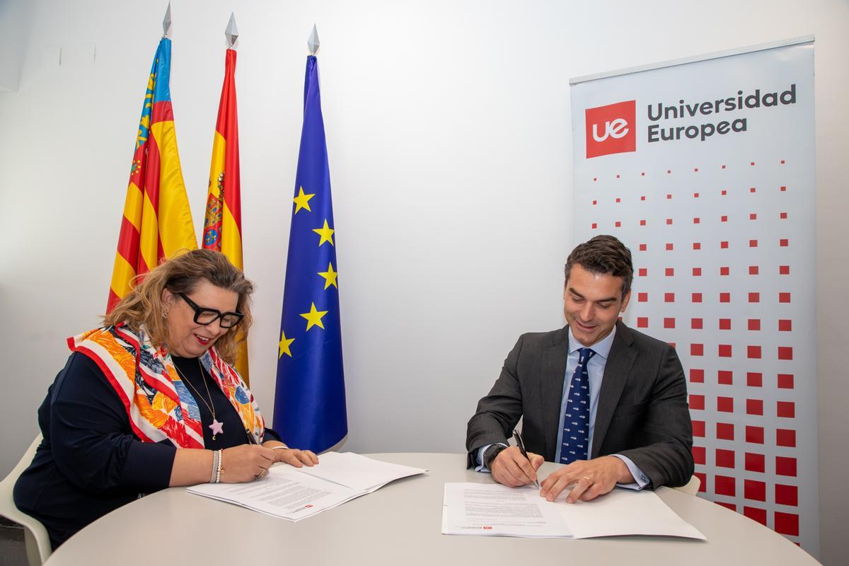 Momento de la firma de la Cátedra Pfizer.