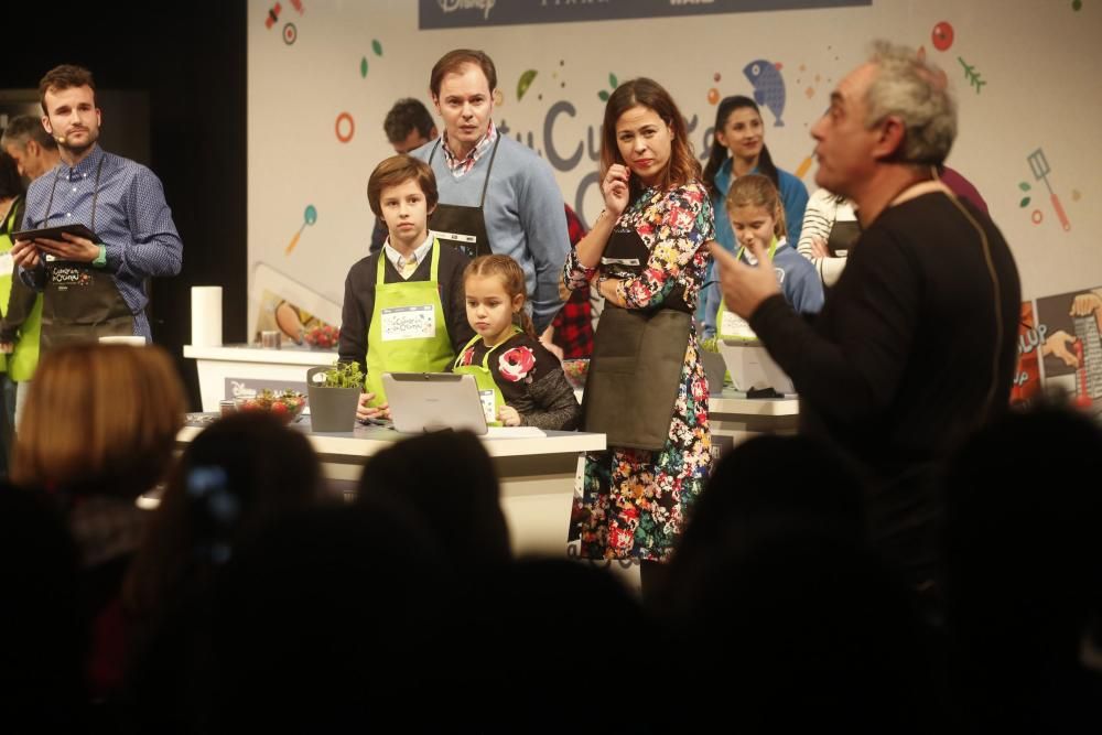 Ferran Adrià cocinando con varias familias en el centro Niemeyer de Avilés