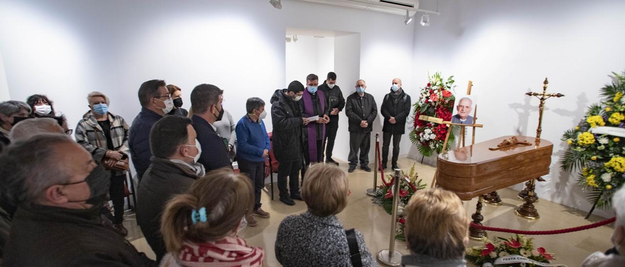 Capilla ardiente del párroco y hijo adoptivo de Ontinyent Lluís Espí.