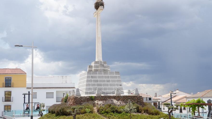 Un nido de cigüeña obliga a detener los trabajos de pintura en la Cruz de la Unidad de Pozoblanco