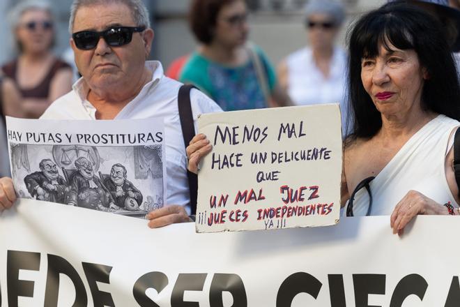 Un centenar de personas protestan frente al CGPJ contra el "golpe judicial" al Gobierno