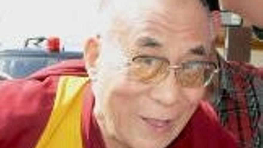 El líder espiritual y político del Tibet, el Dalai Lama, se mete en un coche tras llegar de su visita a los Estados Unidos, en Dharamshala, India. El Dalai Lama ha vuelto a India un día después de que China dijera que acepta reunirse con los enviados del Dalai para tratar los asuntos sobre el Tibet.