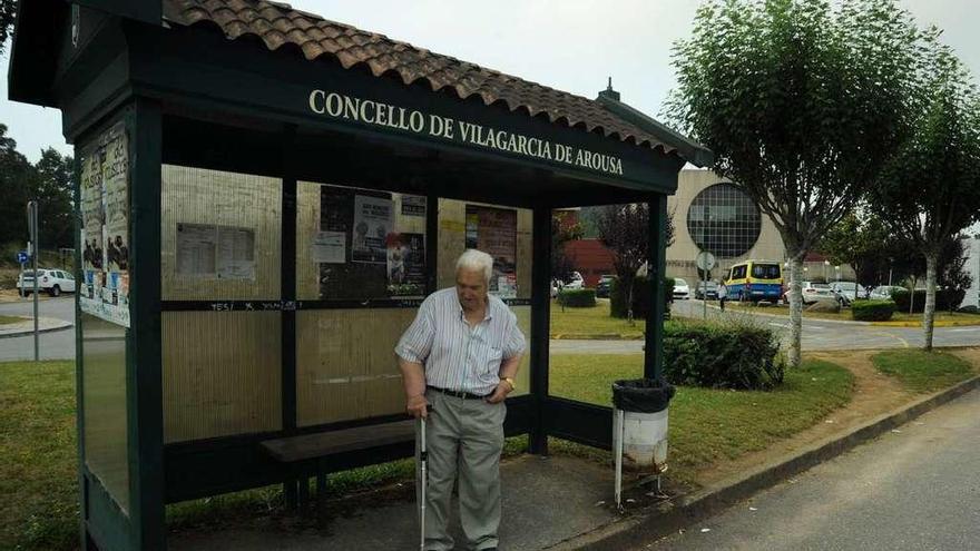 Uno de los usuarios del Hospital esperando infructuosamente el autobús. // Iñaki Abella