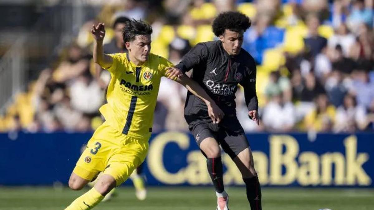 Max Petersson disputa el balón con un jugador del PSG.