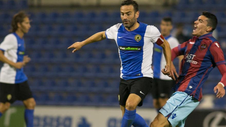 Paco Peña pugna con un rival en el partido del domingo ante el Atlético Levante.