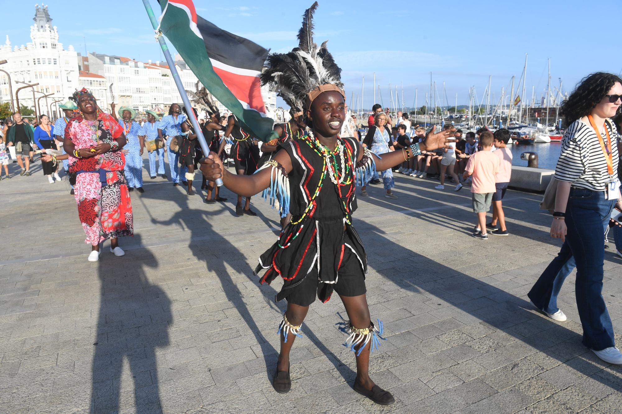 Desfile en la Marina por el Festival de Folclore Internacional en A Coruña