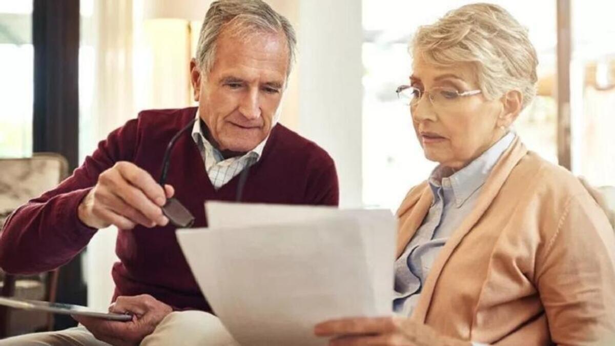 Una pareja revisa sus cuentas en una imagen de archivo.